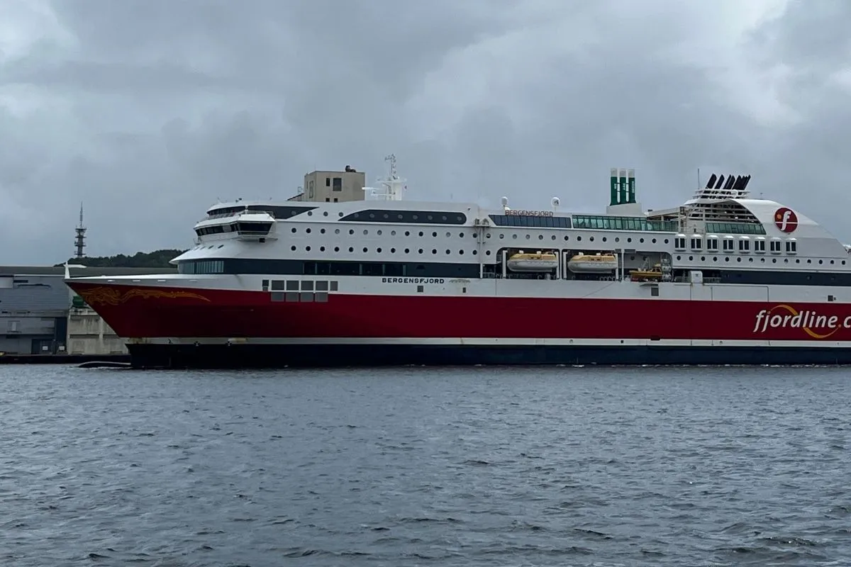 MS Bergensfjord langs de kade bij grijs weer, met de belettering fjordline.com op de romp