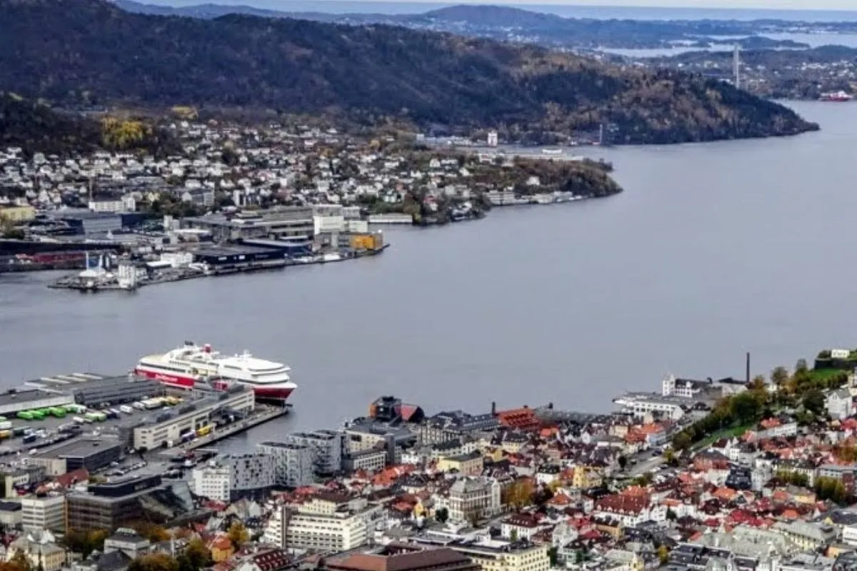 Bergen van bovenaf gezien, met een veerboot van Fjord Line langs de kade in de haven